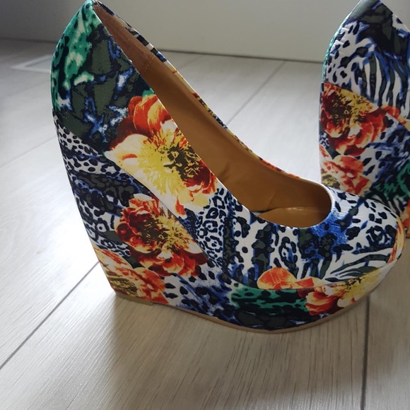 Spring Floral/Animal Print Wedges Size 6 - Picture 3 of 6